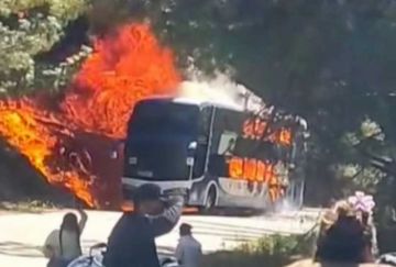 Arde un bus que se dirigía a Sucre para la Parada Militar