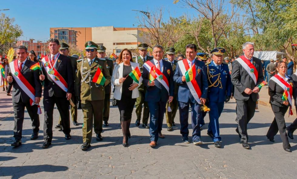 Autoridades en el Desfile Cívico Militar 