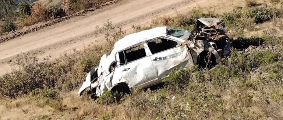 Vehículo se embarranca; reportan 4 fallecidos y dos niños heridos 