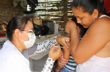 En toda Bolivia aplican más de un millón de dosis de vacunas contra el sarampión