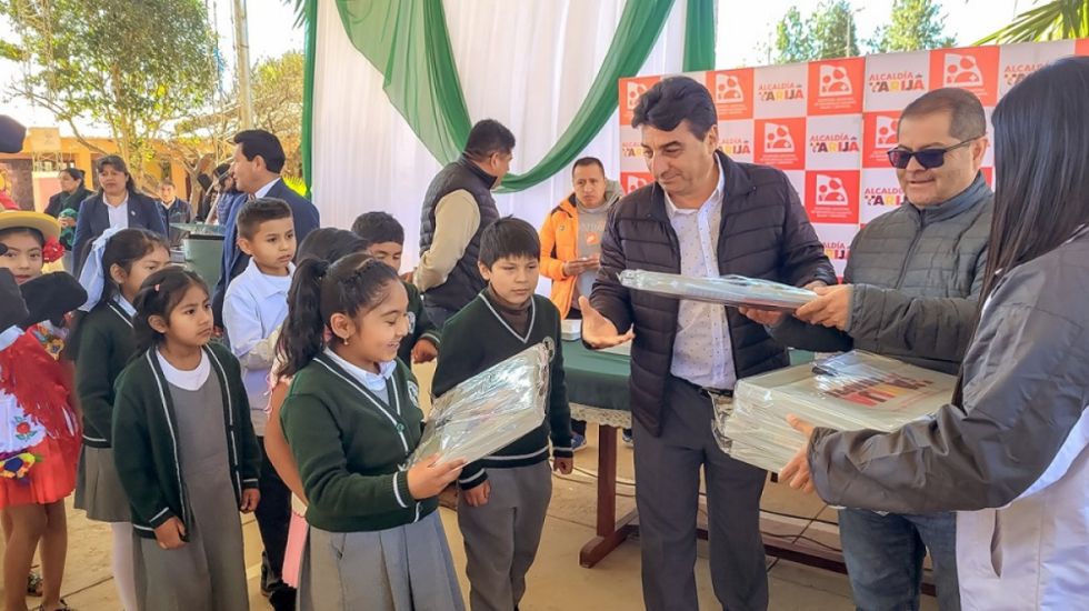 Escolares del área rural ya reciben su material escolar