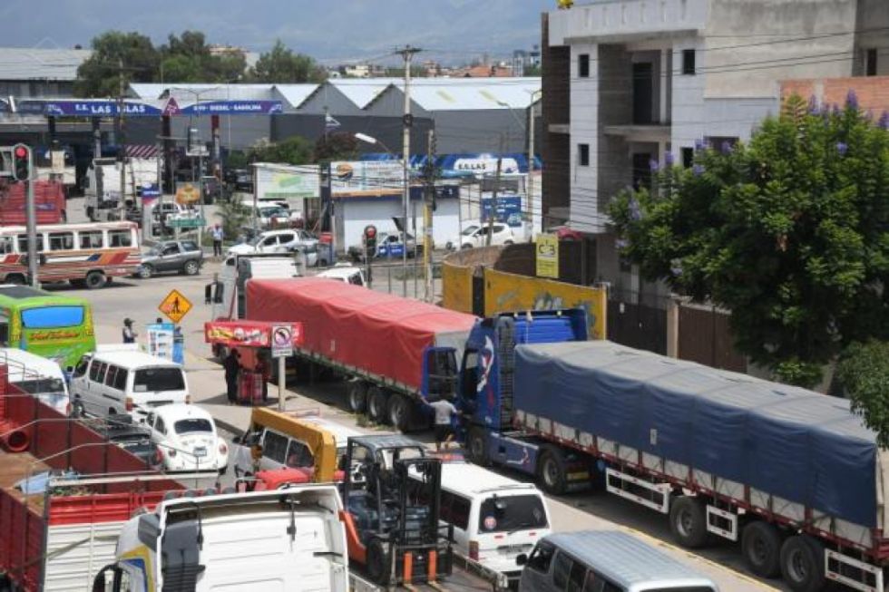 Autotransporte 15 de Abril plantea importar combustible por escasez y largas filas