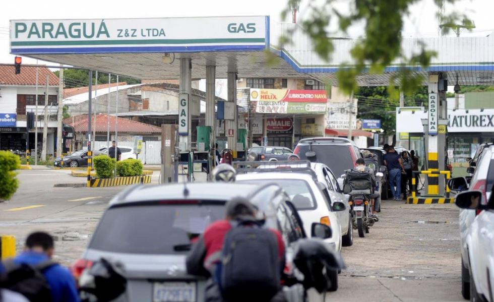 Choferes buscan abastecerse de combustible sin pasar por YPFB