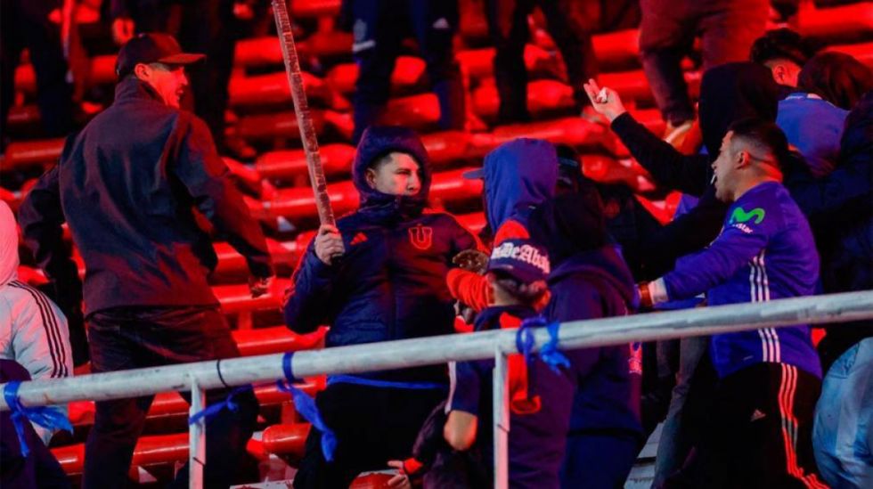 Se suspendió por incidentes violentos el partido entre Independiente y la Universidad de Chile 