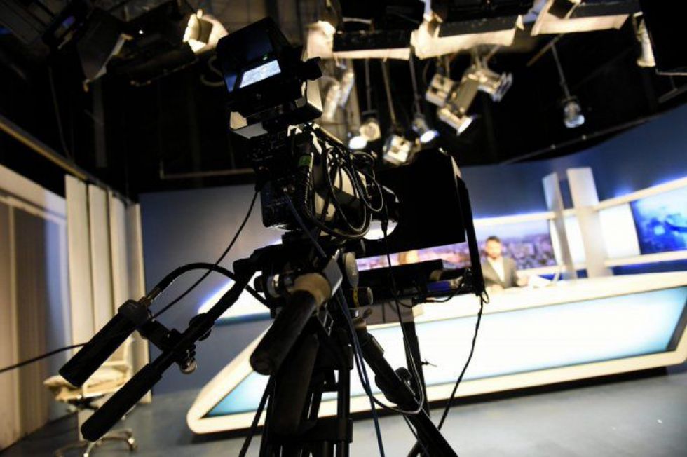 Desconocido irrumpe en estudio   de Tv y golpea a una periodista 