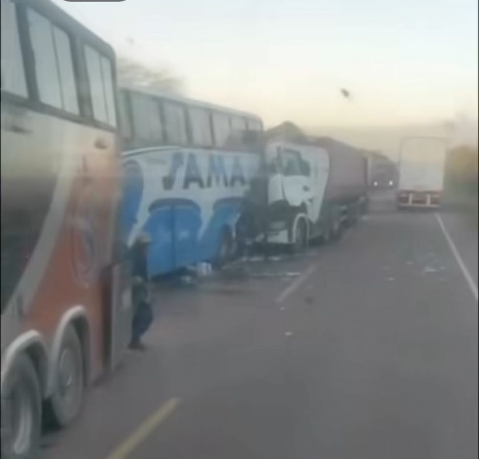 Flotas y camión colisionan en la carretera Camiri–Villa Montes 