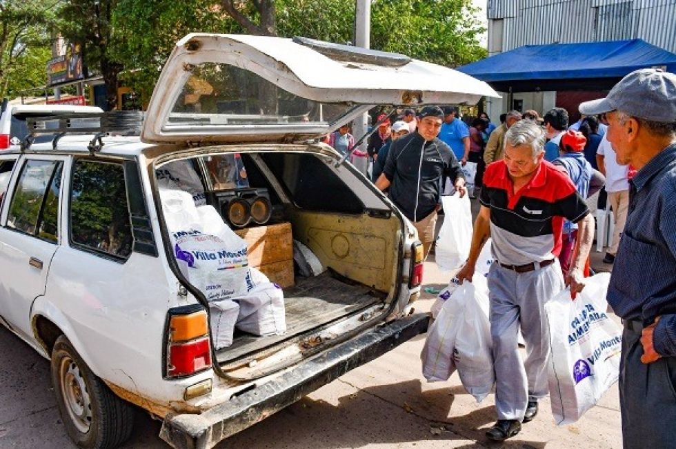 En Villa Montes distribuyen seis canastas alimentarias 