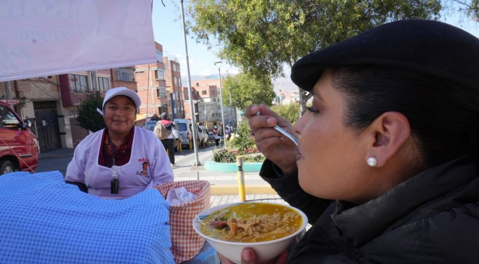 Dueñas de carritos de comida de La Paz y El Alto fortalecen sus emprendimientos con capacitaciones