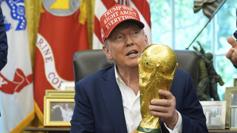 "¿Puedo quedármela? No la devolveremos": Trump 'secuestra' la copa del Mundial