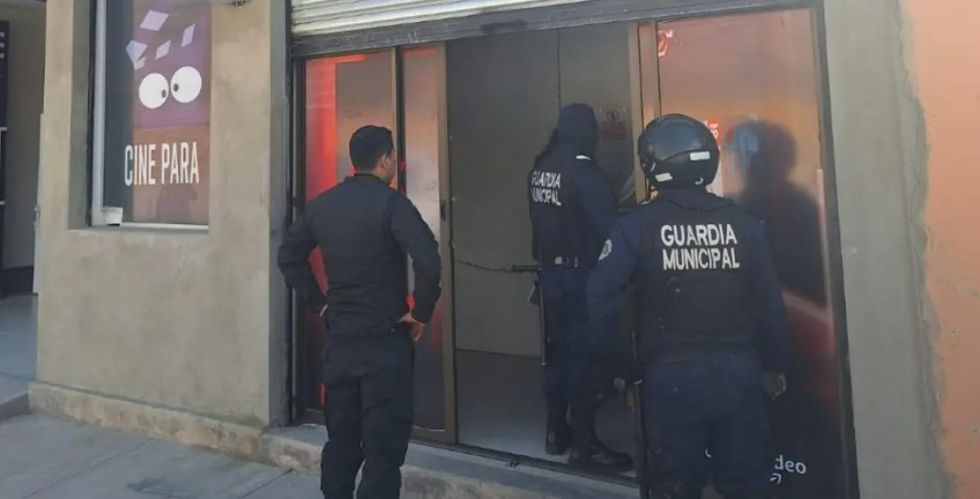 Joven es descubierto teniendo relaciones íntimas con una adolescente en un ‘cine’ que operaba en una casa
