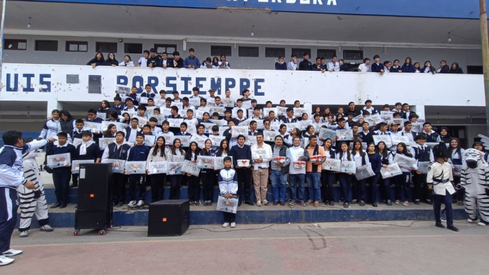 Entregan material escolar al colegio Nacional San Luis