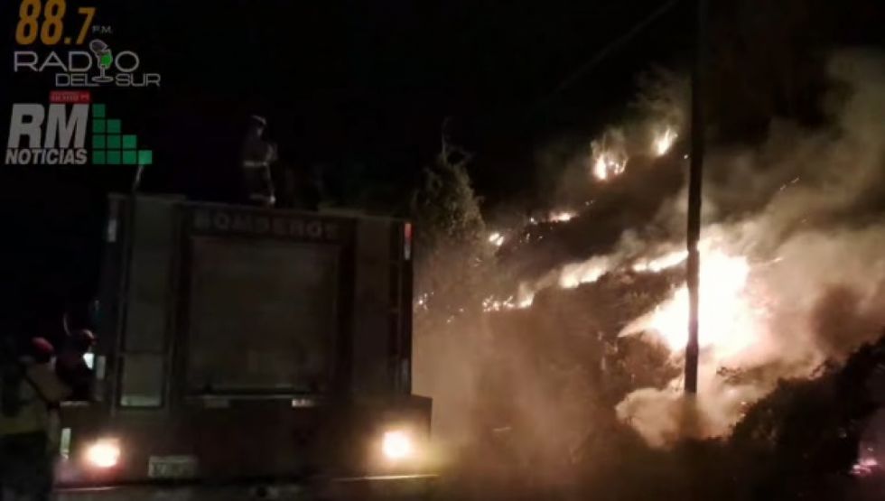 Bermejo: Incendio en Alto Calama avanza rápidamente y amenaza a varias viviendas (Video)