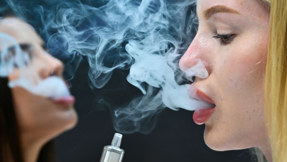 Singapur castigará el vapeo con azotes o prisión