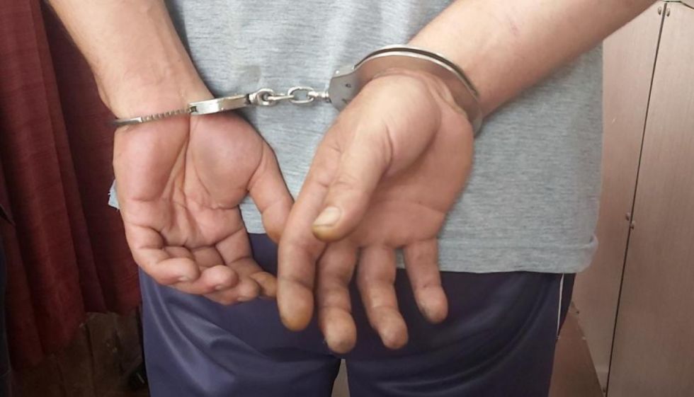 Dan detención a policía por agresión a su pareja