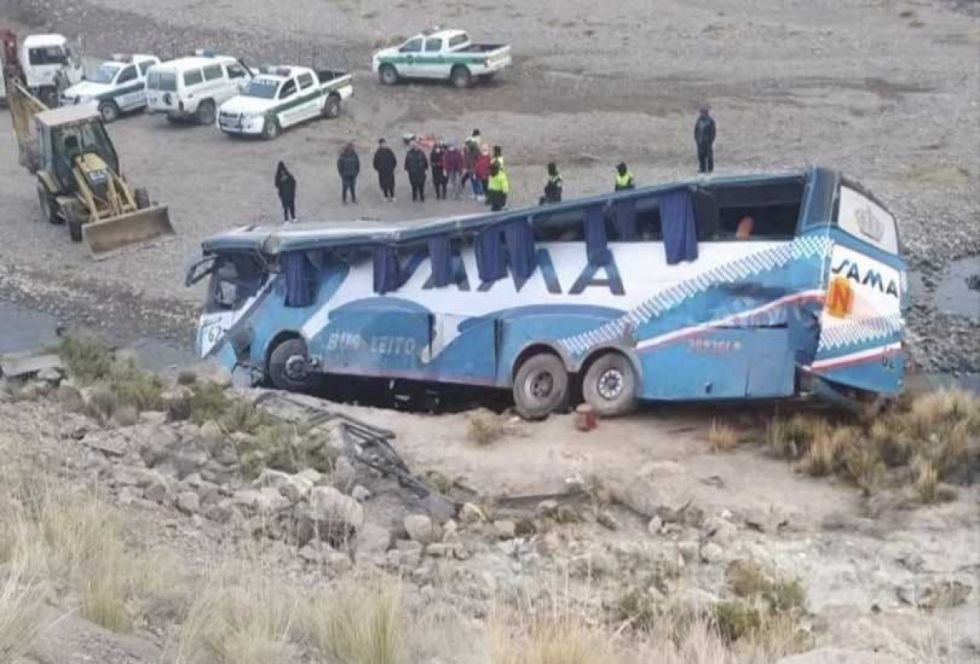 Dos fallecidos y 22 heridos tras vuelco de bus Sama (lista de pasajeros)