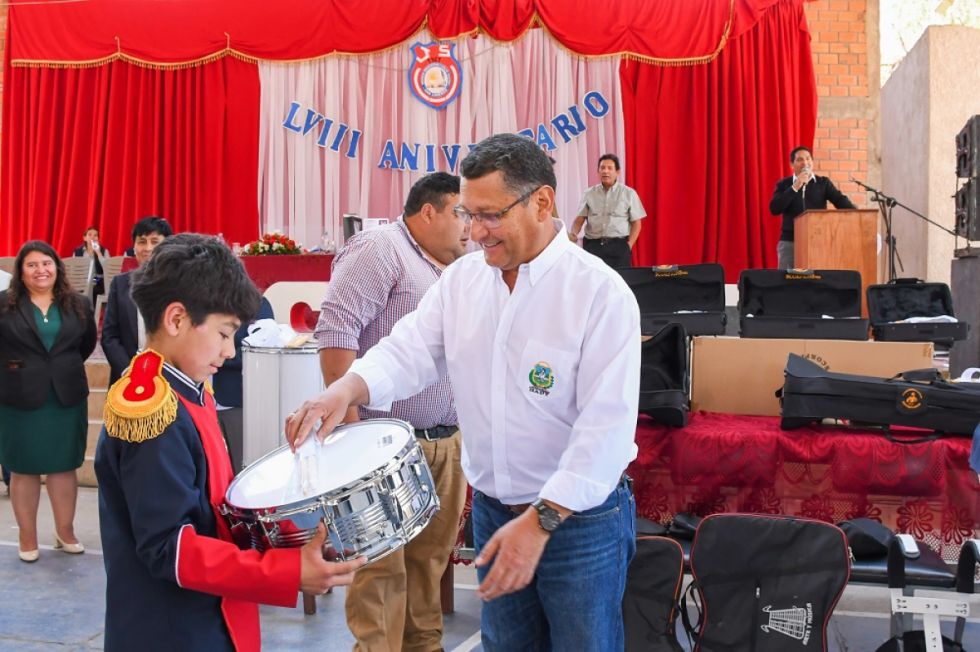 La Unidad Educativa Julio Sucre recibe instrumentos musicales 