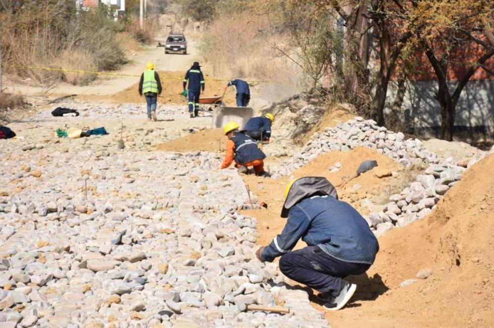 Alcaldía realiza empedrado en 5 barrios del Distrito 12
