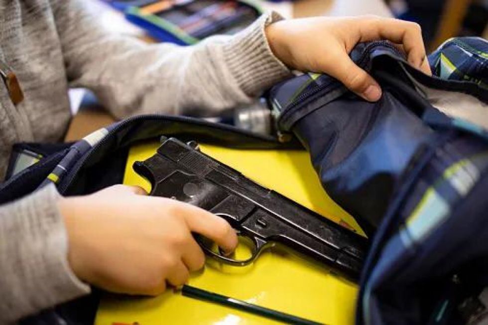 Escolar llevó un arma al colegio y reveló que otro compañero también tendría acceso a una