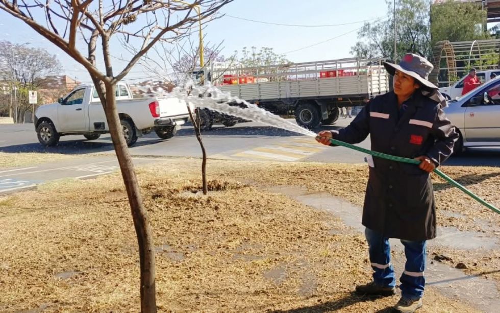 Sistema de riego revitalizará jardineras de vía al Chaco