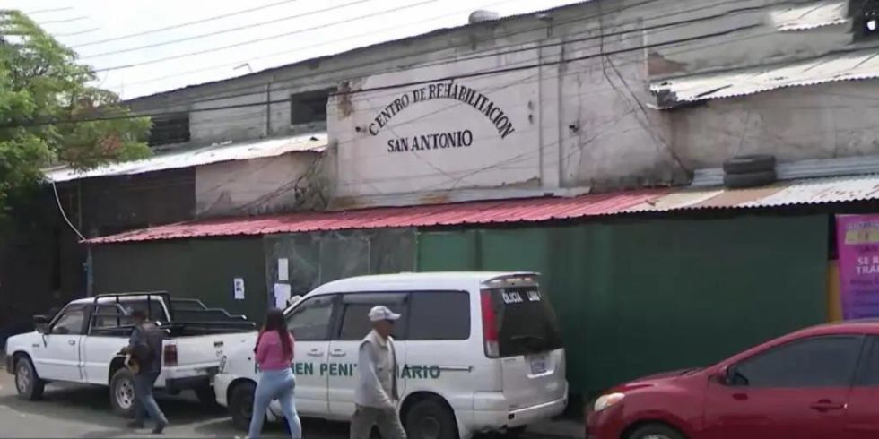 Reos se enfrentan con armas blancas en Cochabamba: dos heridos