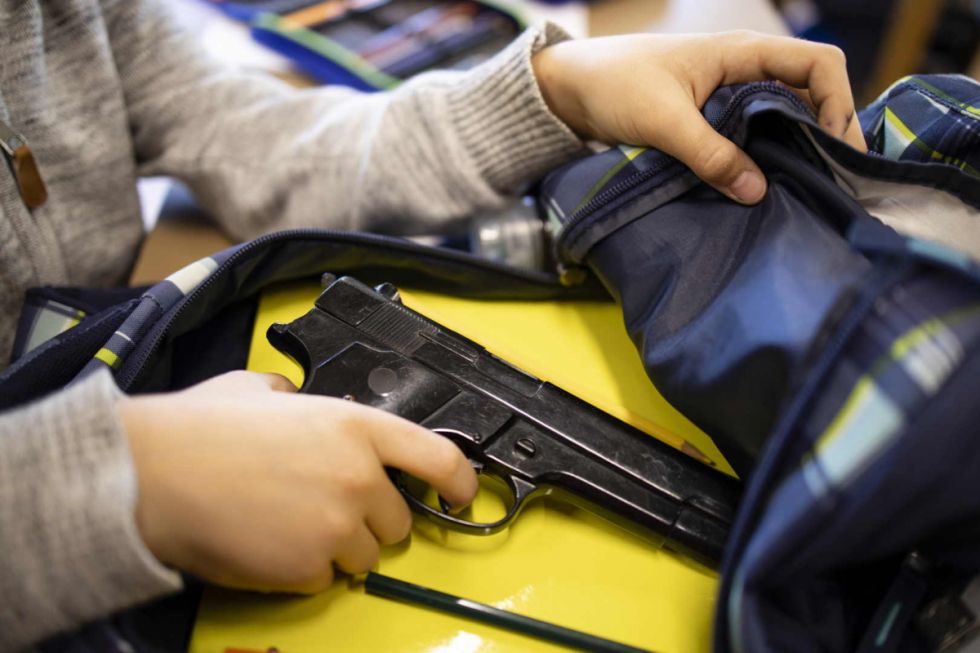 Padre del estudiante que llevó arma al colegio quedó en libertad 