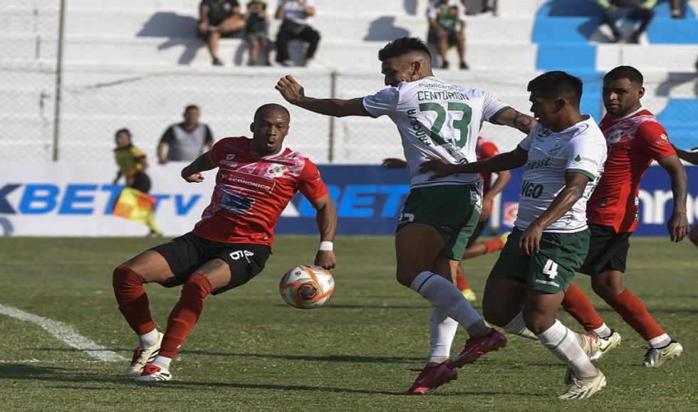 Oriente Petrolero salva un empate desde el punto penal 