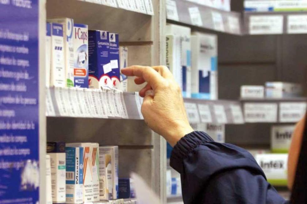 Farmacias alertan escasez de medicamentos y cuestionan silencio de distribuidoras