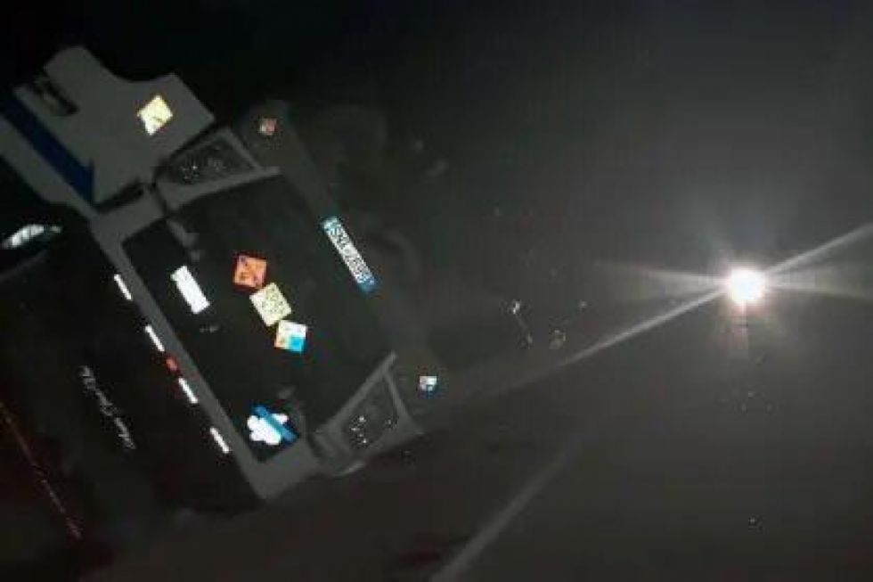 Volcó una cisterna con 25.000 litros de combustible en la vía a La Paz