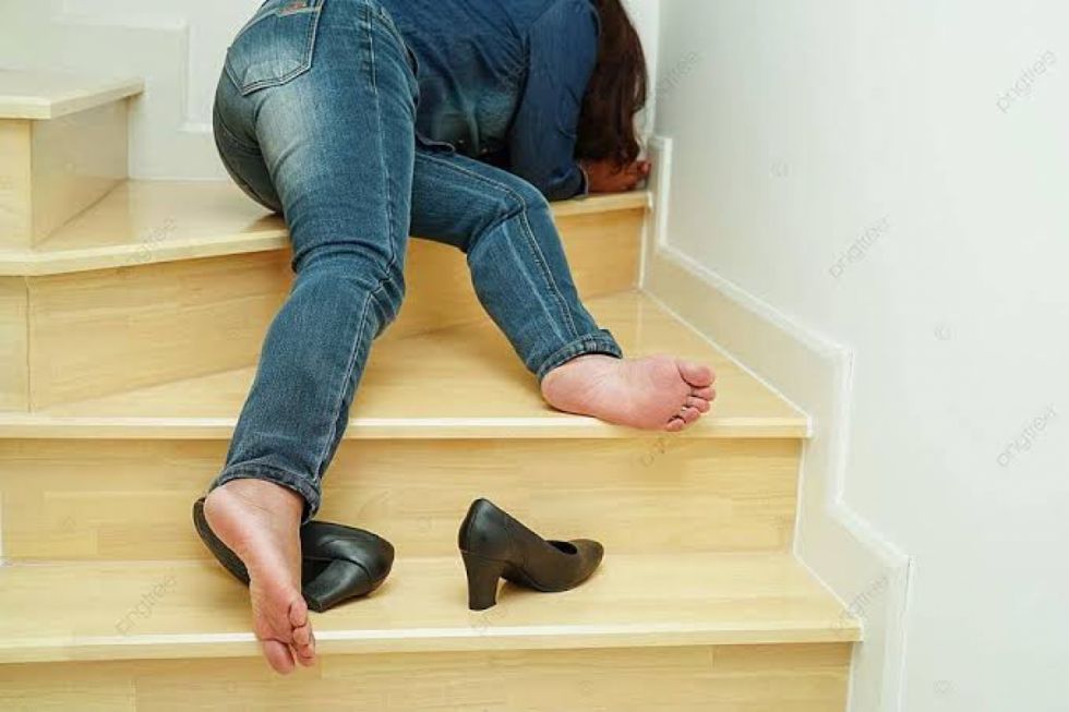 Mujer dice que la ex de su novio la empujó de la grada