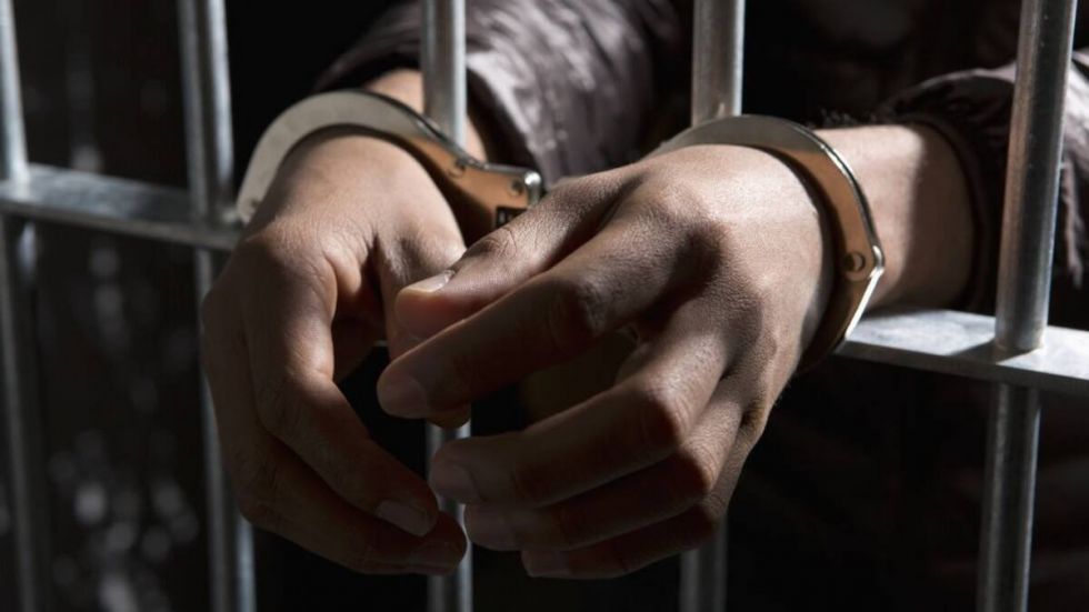 Cae vendedor de libros por violación a un menor