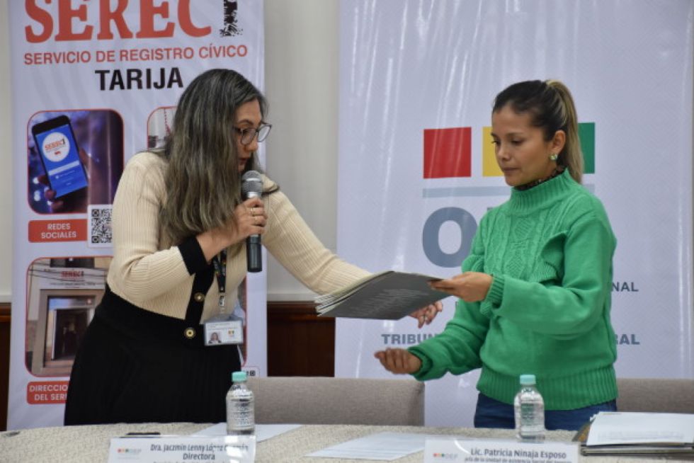 Dan certificados de nacimiento a niños de los hogares 