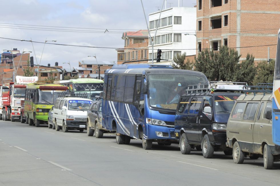 Advertencia de YPFB genera pánico  y vuelven las filas a los surtidores 