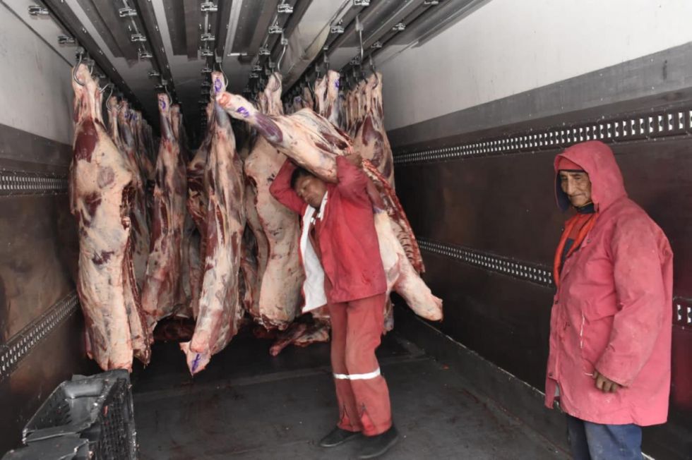 Comercializadores de carne acusan complicidad de funcionarios en el contrabando