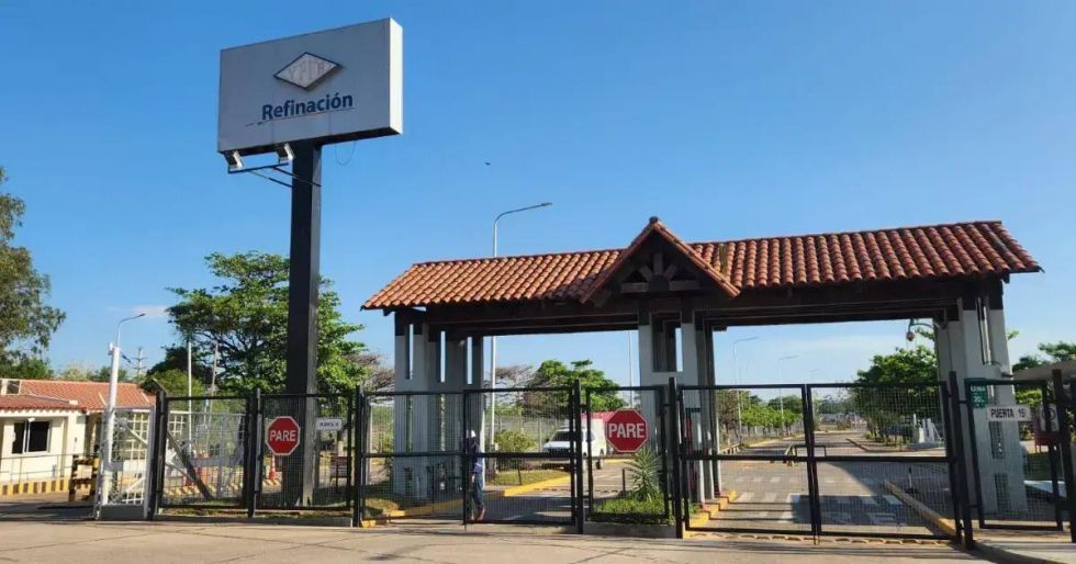 Allanan oficinas de YPFB en investigación que salpica al presidente Armin Dorgathen