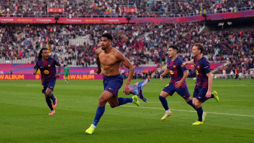 El invento de Flick con Araujo  salva al Barça y desata la locura