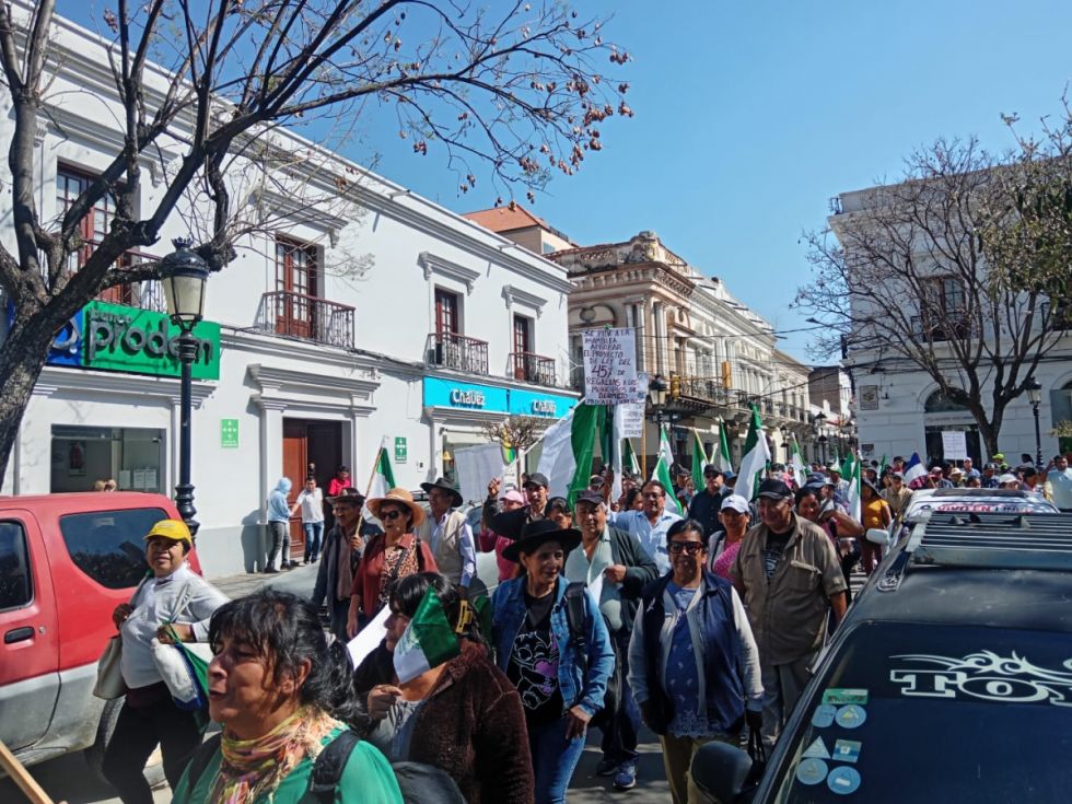 Presión en Tarija: marcha y vigilia por la ley del 45%