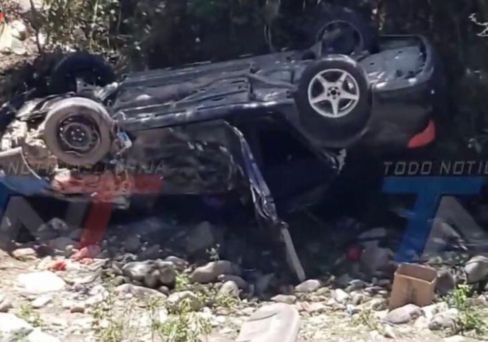 Impactante accidente en Tarija: camioneta queda atrapada bajo un puente