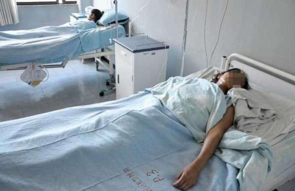Madre envenena a su esposo e hija de 13 años; la niña logra escapar y pedir ayuda