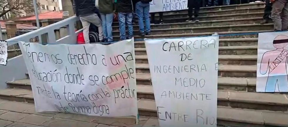 Vigilia en el rectorado: Medio Ambiente pide salir de Entre Ríos por falta de condiciones