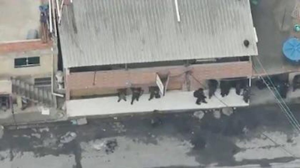 Así huyeron los narcos armados antes del operativo que dejó más de 130 muertos en Río (video)