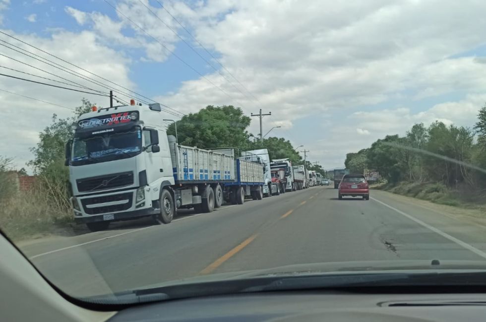 Persiste la escasez, los surtidores reciben menos combustibles 