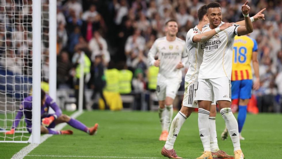El Madrid golea sin problemas  al Valencia en el Bernabéu 