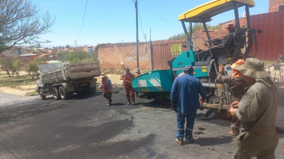 Alcaldía asfalta la calle que conecta a los distritos 8 y 9