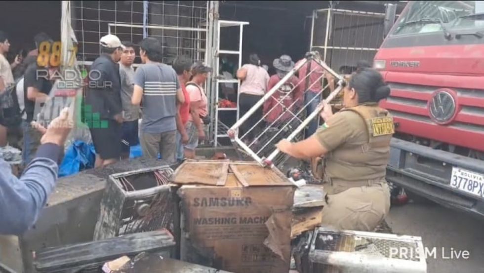 Se incendia un centro comercial en Bermejo, tratan de salvar la mercadería 