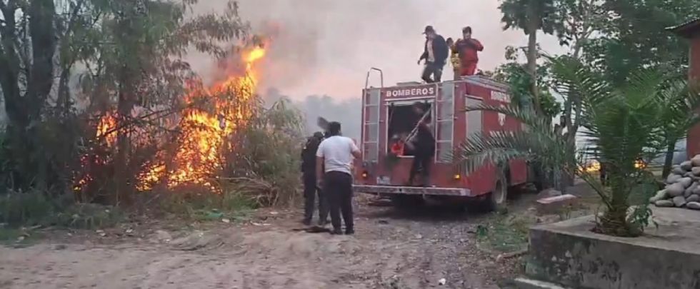 Bermejo: Un incendio en El Porvenir amenaza a varias viviendas  