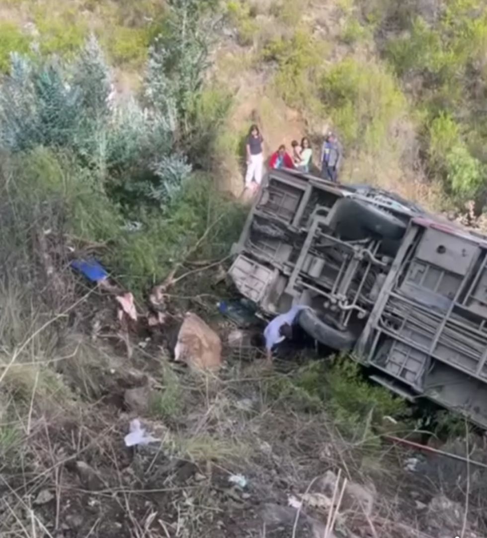 Reportan vuelco de un bus en la ruta Cochabamba - Santa Cruz 
