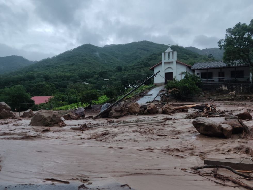 Se desborda el río en Samaipata, hay casas inundadas, heridos y llegó mazamorra a la carretera entre Santa Cruz y Cochabamba