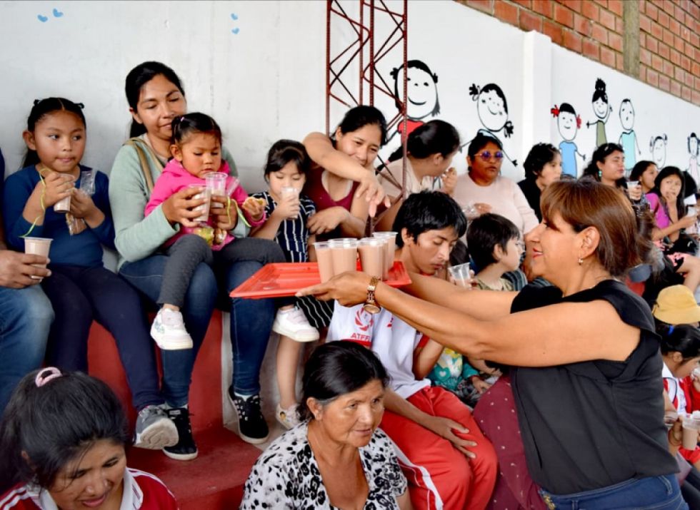 Sedeges y el Colegio San Bernardo llevaron chocolatada a centros especiales 