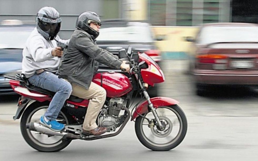 Santa Cruz: Motochorros roban un maletín con Bs 300.000 