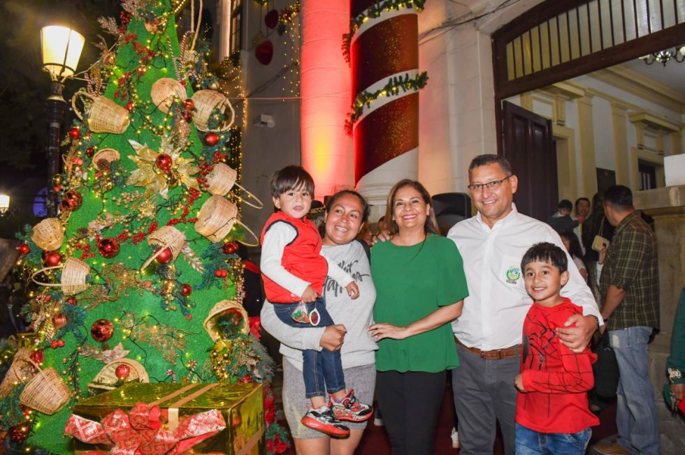 Gobernador Oscar Montes encendió las luces navideñas en Tarija